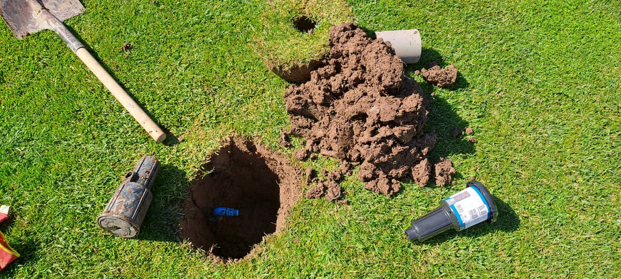 Instalación de red de riego en terreno
