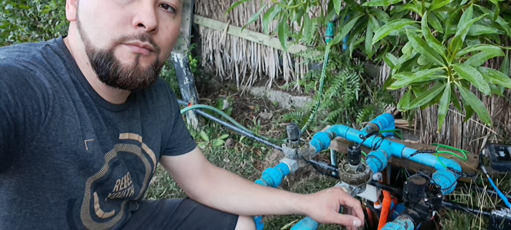 Tecnico en revision de manifold y valvulas